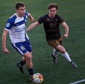 Hugo Terés y Losantos pugnan por el esférico en el partido de este sábado.