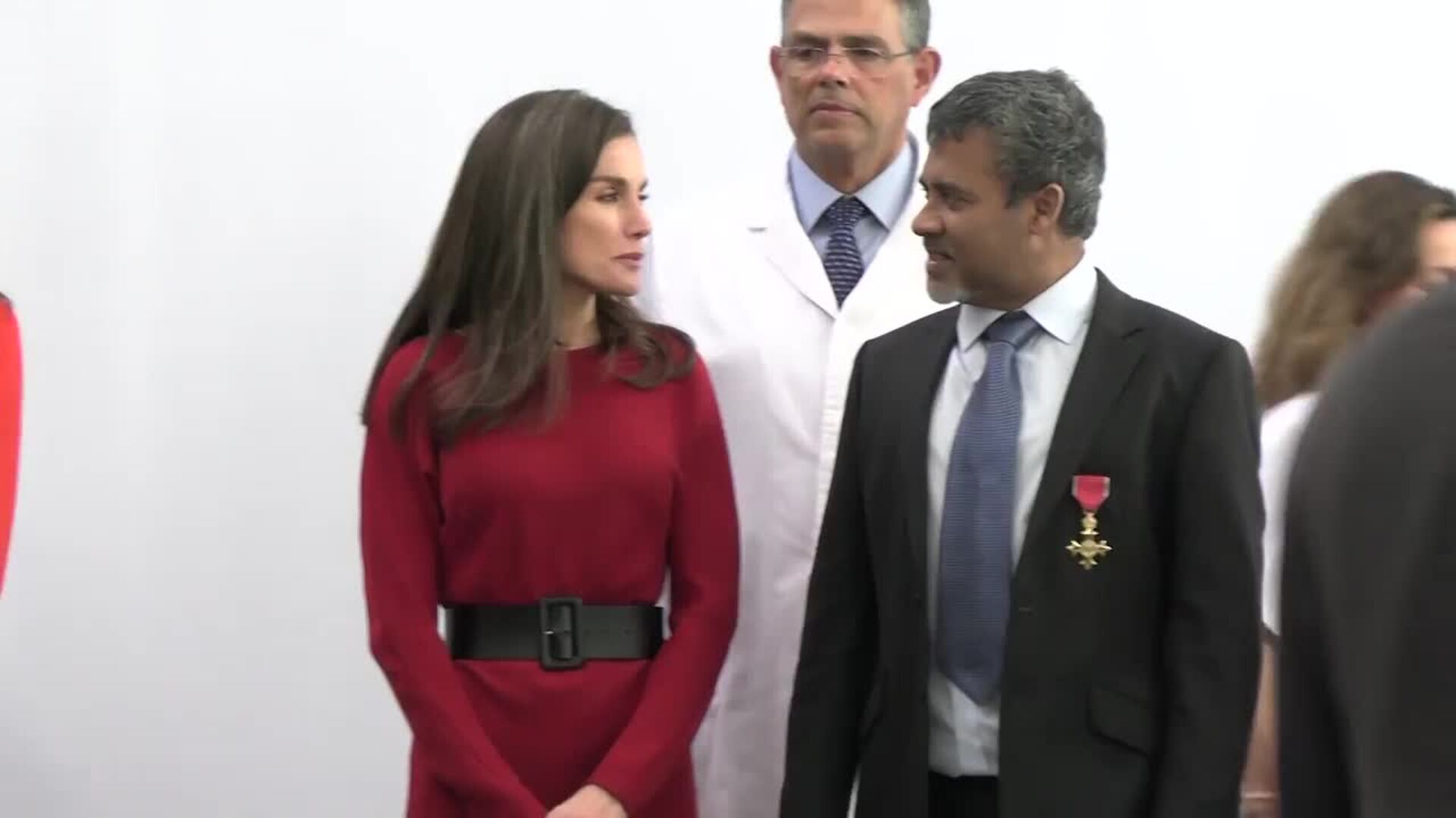 La Reina Letizia desafía al frío y arrasa en su visita a Barcelona con un vestido de punto rojo