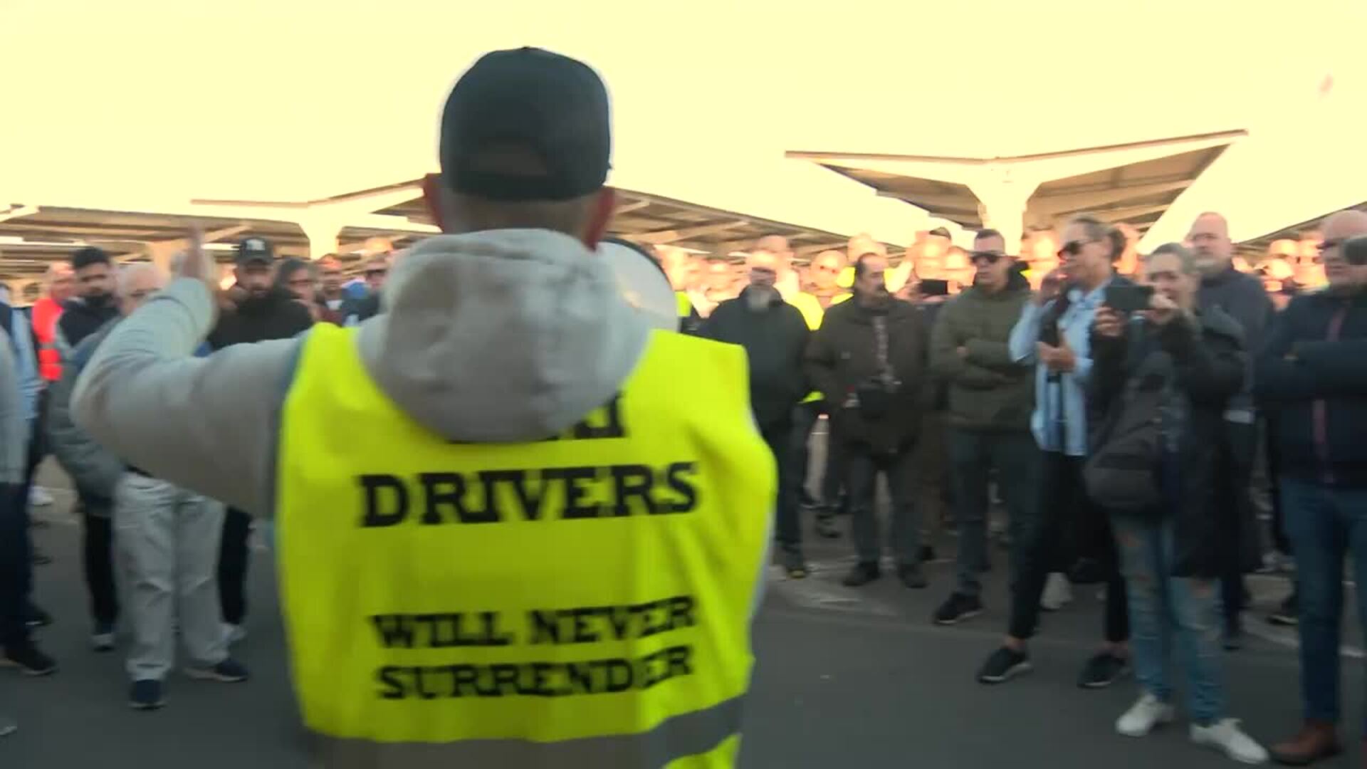 Los taxis empiezan la marcha lenta por Barcelona "por el abuso de las aseguradoras"