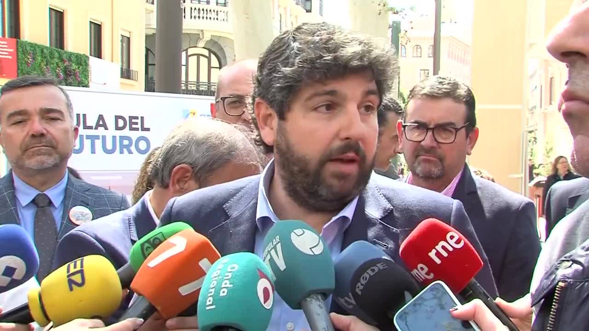 López Miras tilda de "inadmisible" el reparto de menores migrantes y afirma que "por supuesto"