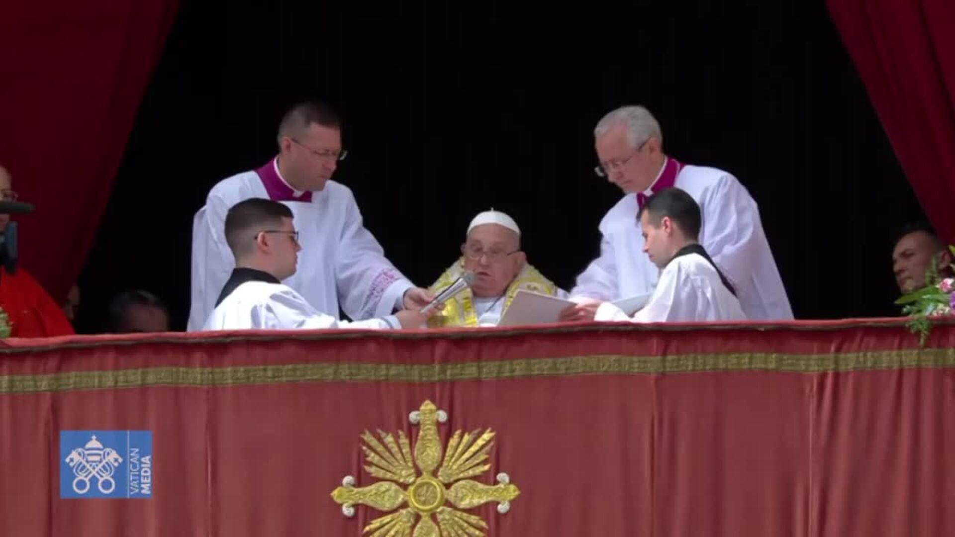 El Papa imparte la bendición 'Urbi et Orbi' desde el balcón de la basílica de San Pedro