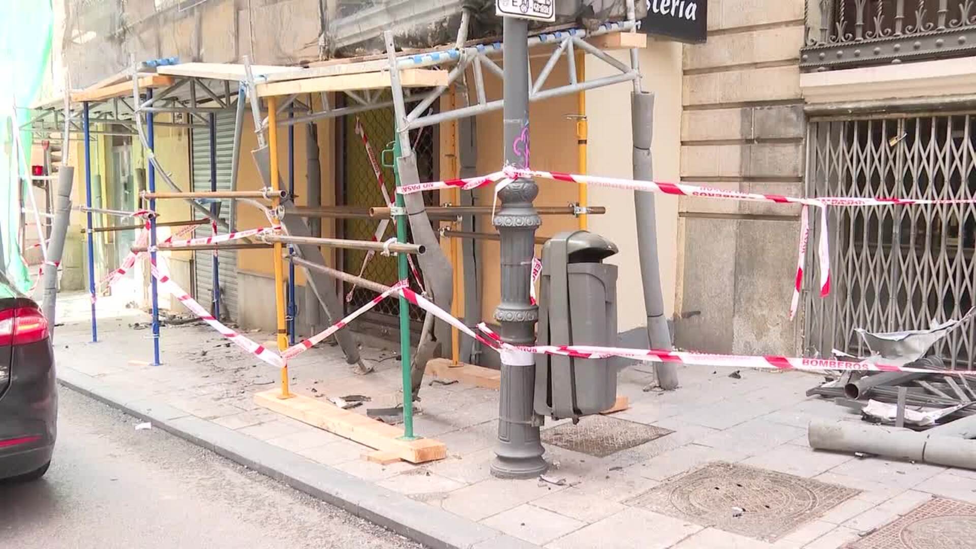 Un taxi impacta contra la base de un andamio de un edificio en la calle San Bernardo