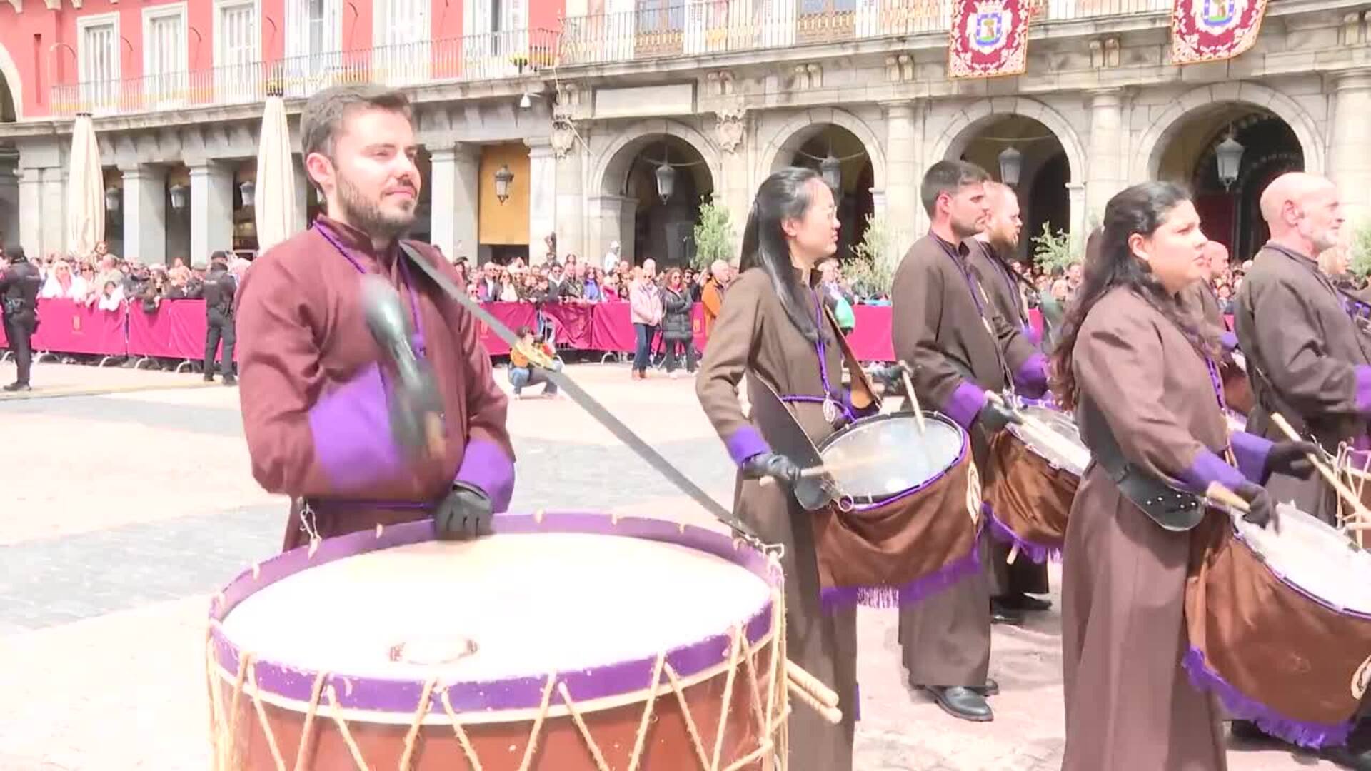 La tradicional tamborrada en la Plaza Mayor pone el broche final a la Semana Santa madrileña