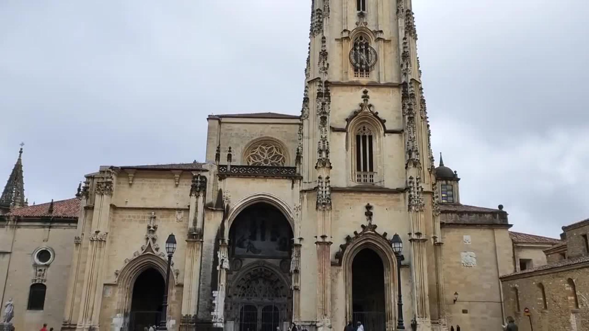 Las campanas de la Catedral de Oviedo repican por la muerte del Papa Francisco