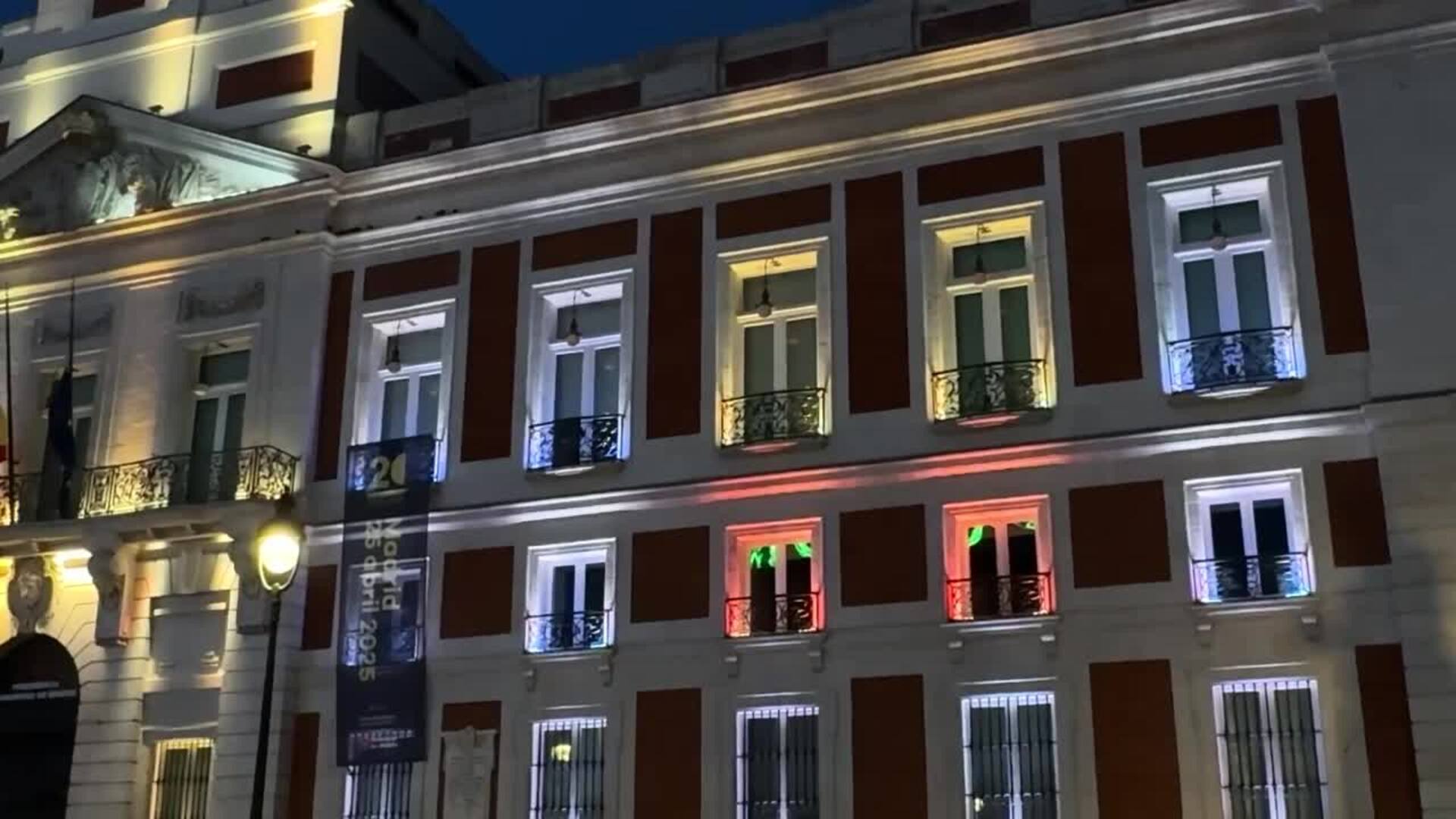 La Real Casa de Correos se ilumina en recuerdo al papa Francisco