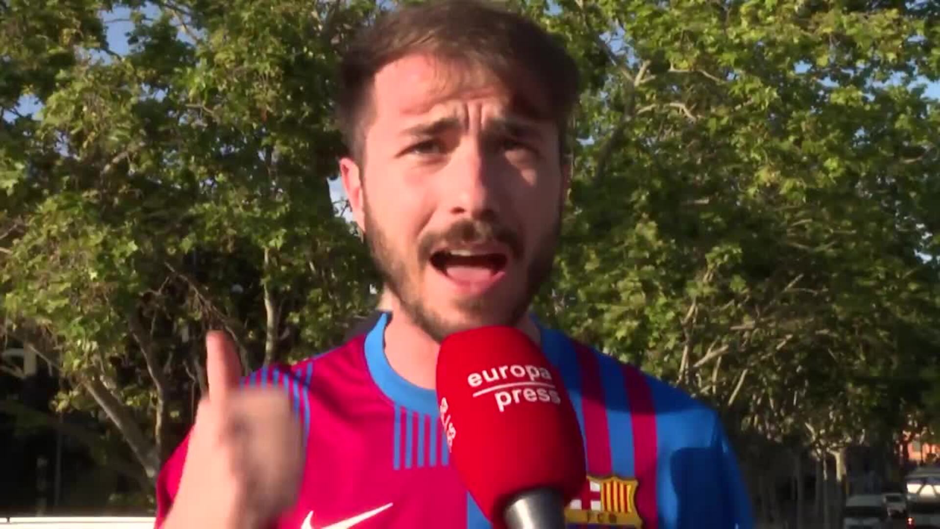 Cientos de aficionados de Barcelona e Inter se dirigen a Montjuïc para animar a su equipo