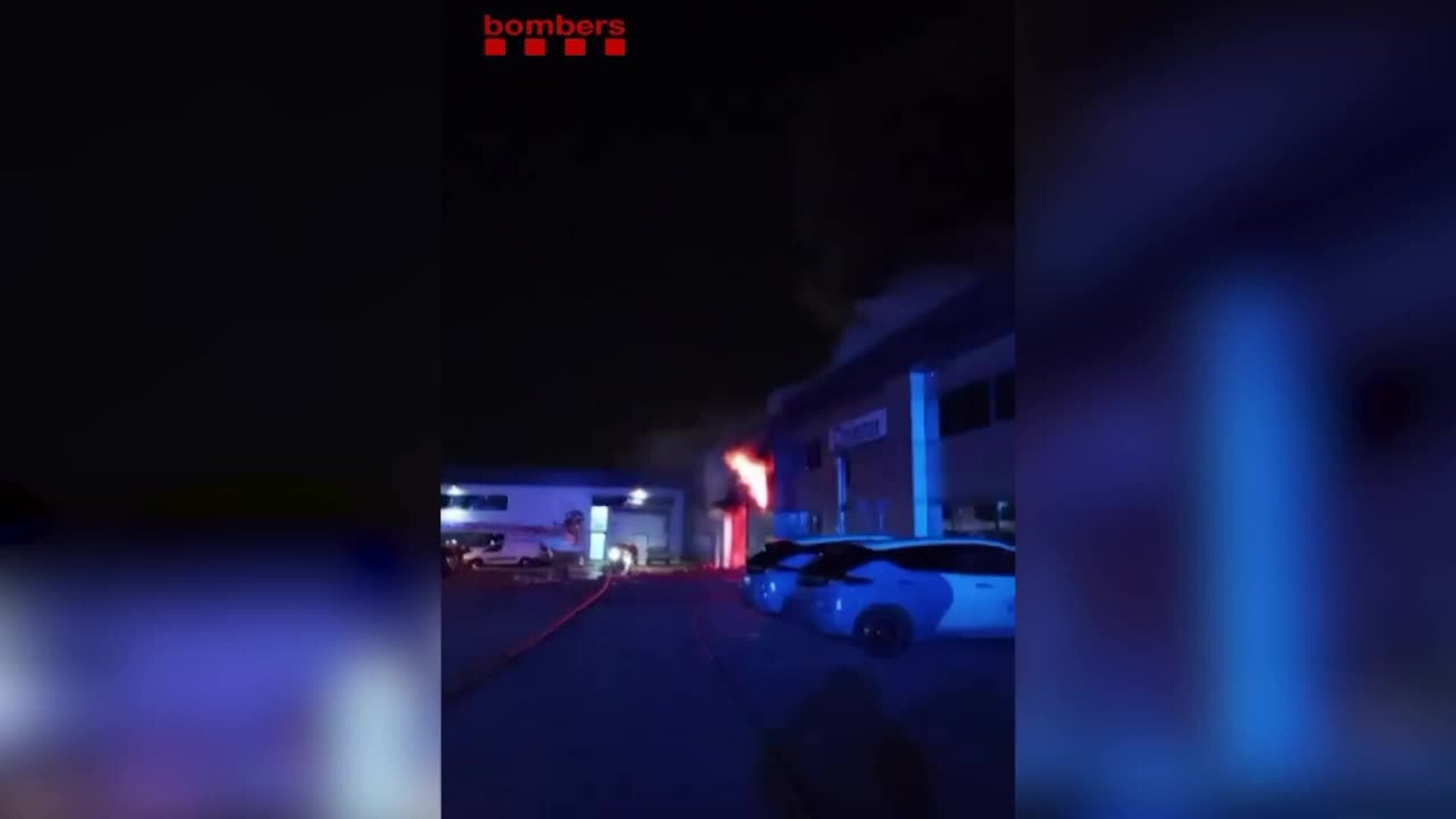 Confinados varios municipios tras un incendio con nube tóxica en Vilanova y la Geltrú