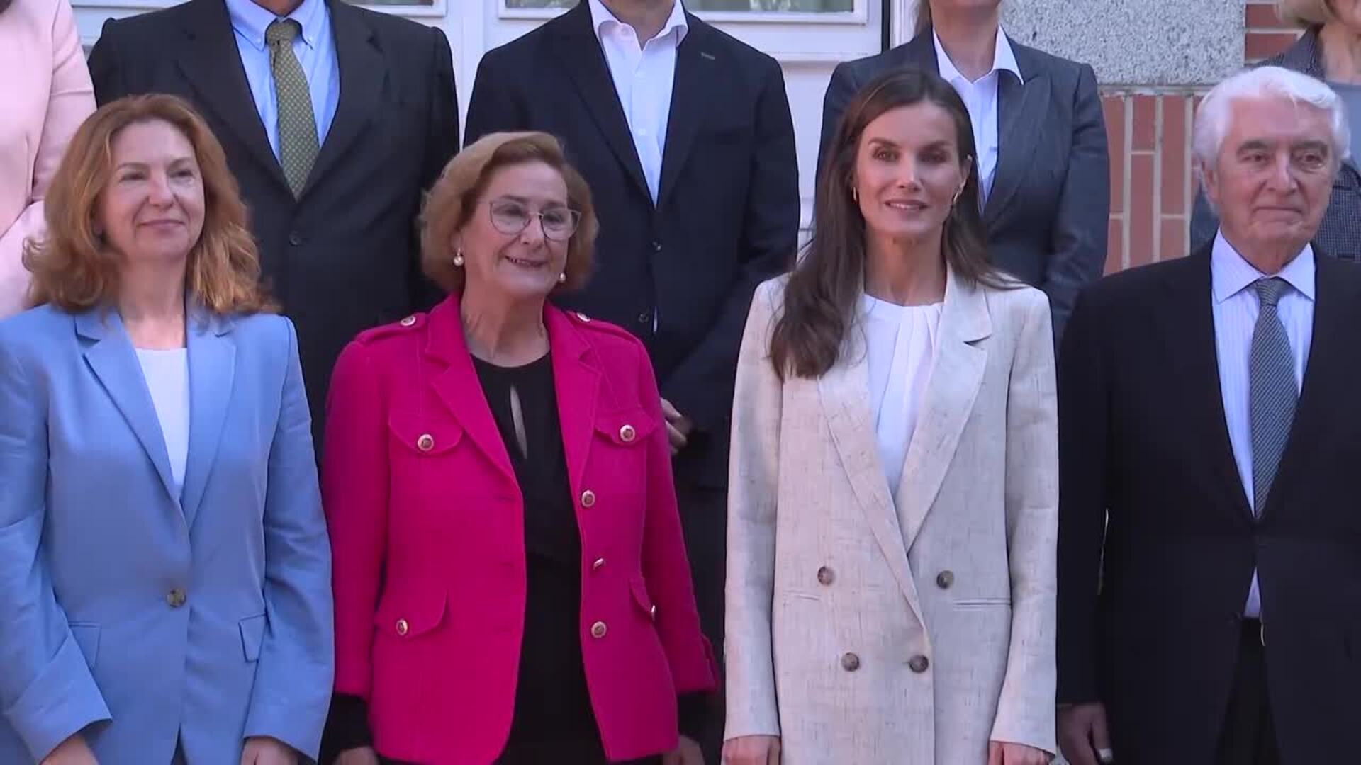 La Reina Letizia estrena un traje de lino beige perfecto para entretiempo