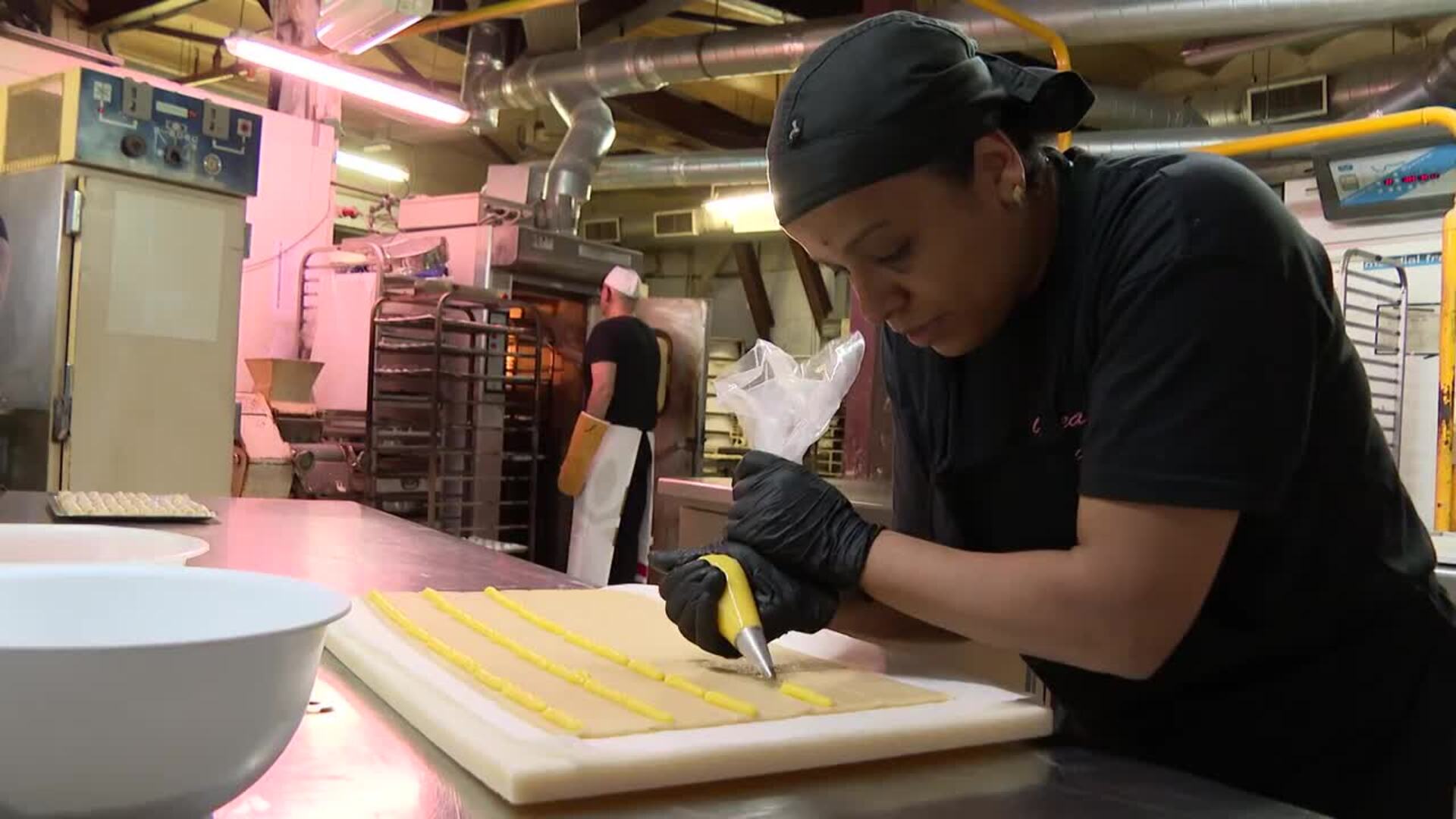 Hueso de santo, el panellet que "suma adeptos" uniendo Halloween y Todos los Santos