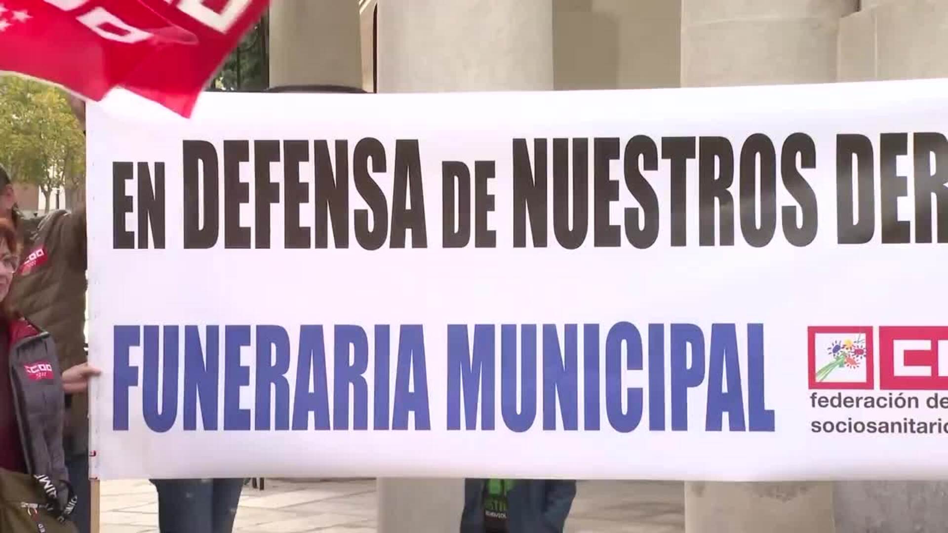 Trabajadores de funeraria municipal se concentran el Día de Todos los Santos en el cementerio