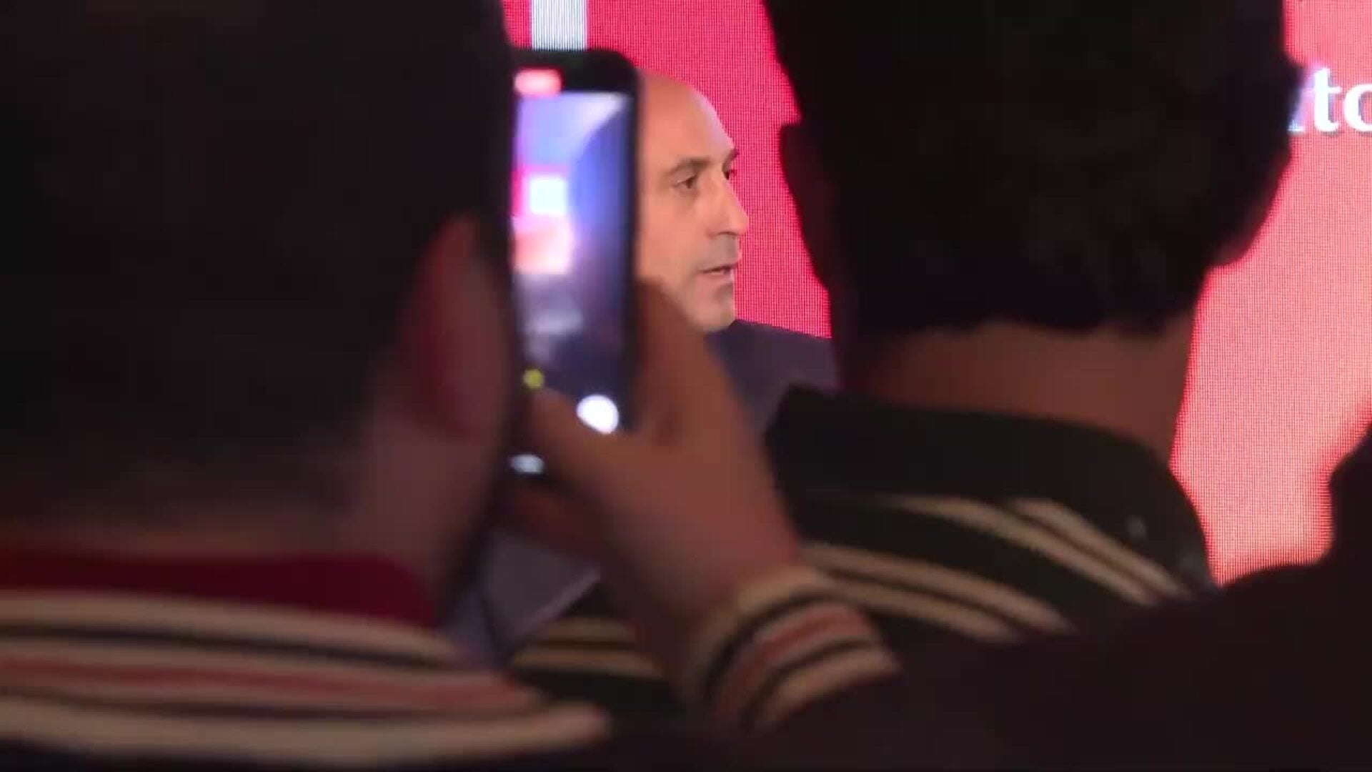 Un espontáneo tira huevos a Luis Rubiales durante la presentación de su libro