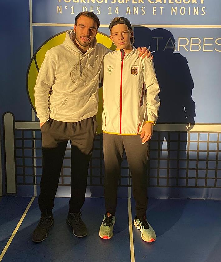 Secondary image 2 - Jubera, along with young tennis players and the legend Magnus Norman; in another, together with Didi Bredberg Cañizares, champion in Alcalá de Henares; and in the last, with Niels McDonald, junior Roland Garros champion in 2025.