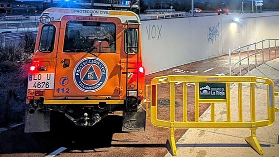 Protección Civil drena el inundado túnel del carril ciclopeatonal que conecta Logroño con Villamediana