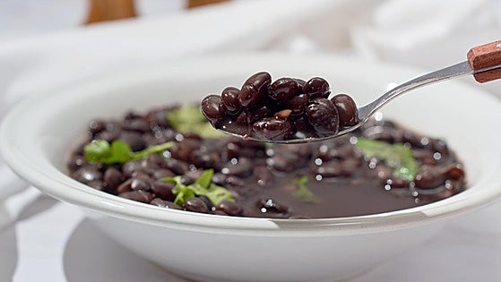 La clásica sopa negra típica de Costa Rica