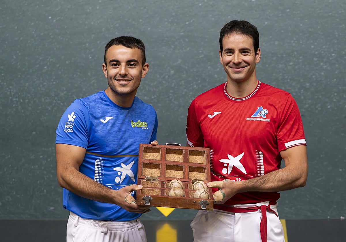 Larrazabal y Darío, sonrientes con las pelotas de la semifinal.