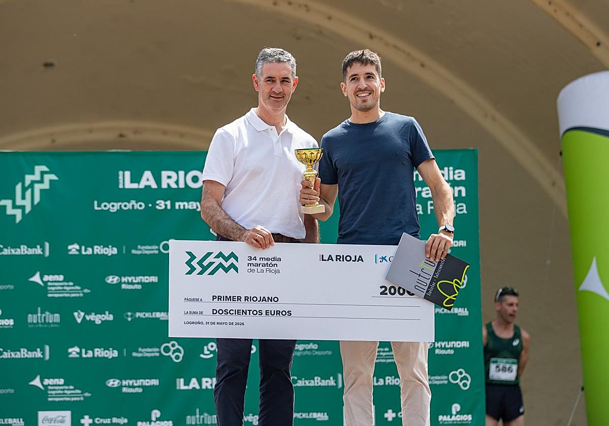Javier Ochoa, mejor riojano, con Diego Azcona. (MIGUEL PECHE)