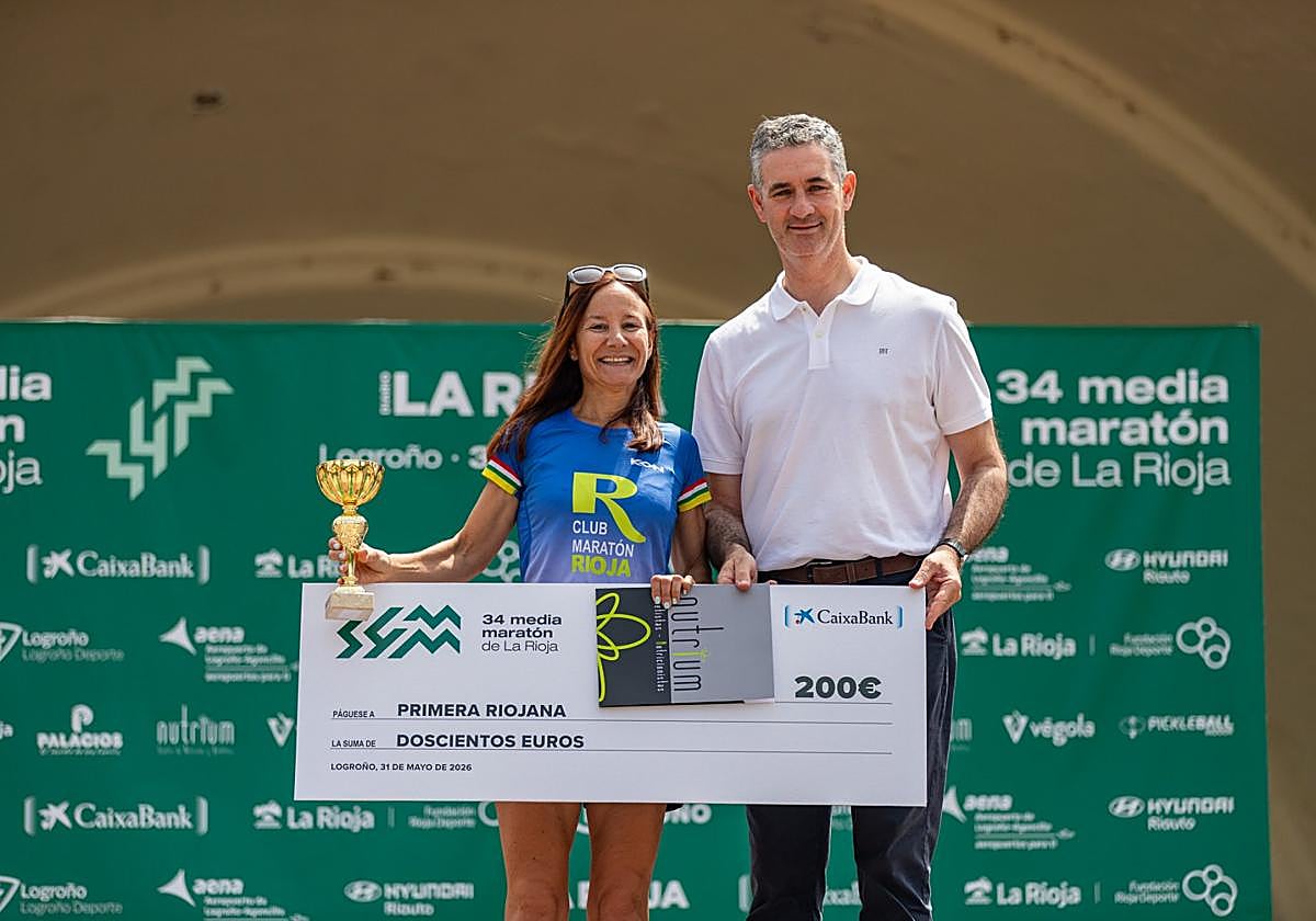 La mejor riojana, Gema Olave, con el director de Deportes. (M.P.)