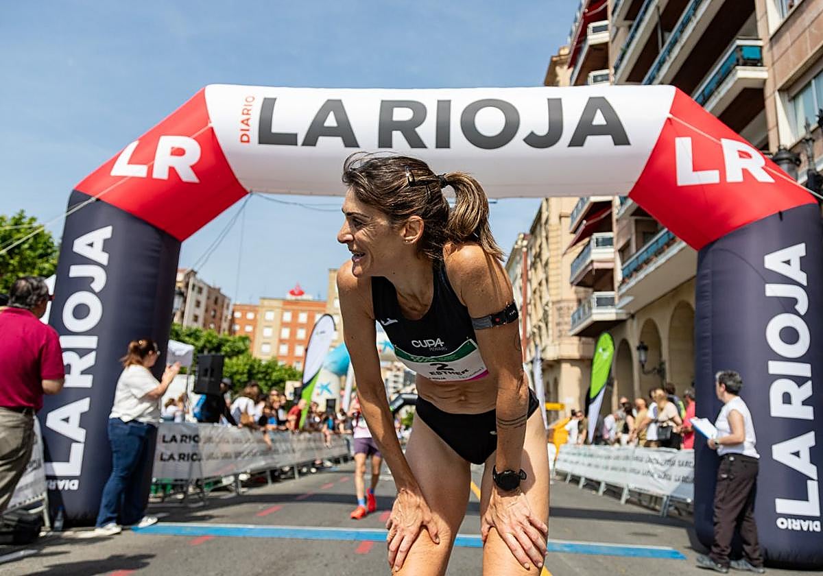 Esther Rodríguez, ganadora de la Media Maratón de La Rioja, a su entrada a meta. (MIGUEL PECHE)