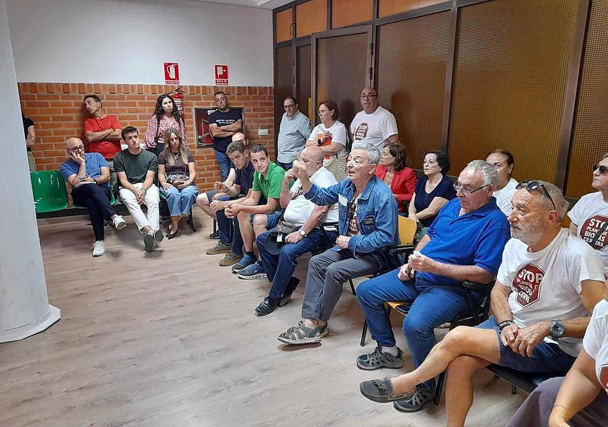Un integrante de la asociación contra el proyecto de la planta de Valverde toma la palabra en el pleno de Cervera