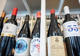 Vinos a la venta expuestos en una vinoteca logroñesa.