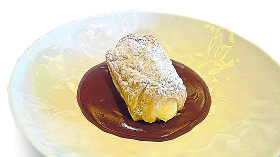 La receta de Ventura y Gabi: canutillos de hojaldre, rellenos de crema, en sopa de chocolate