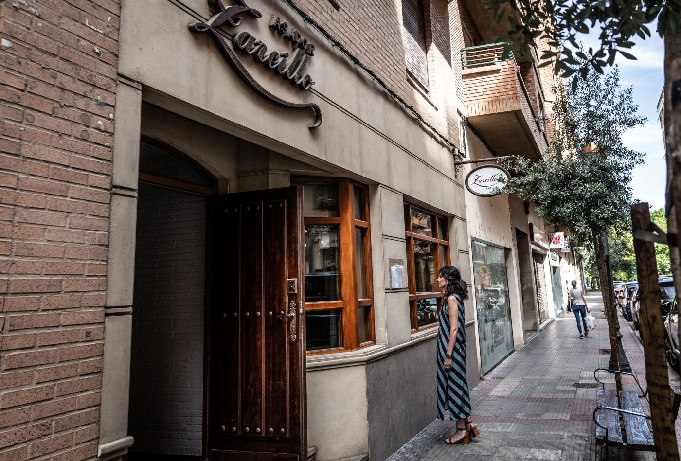 EJ. R.ntrada al restaurante por la calle Benemérito Cuerpo de la Guardia Civil