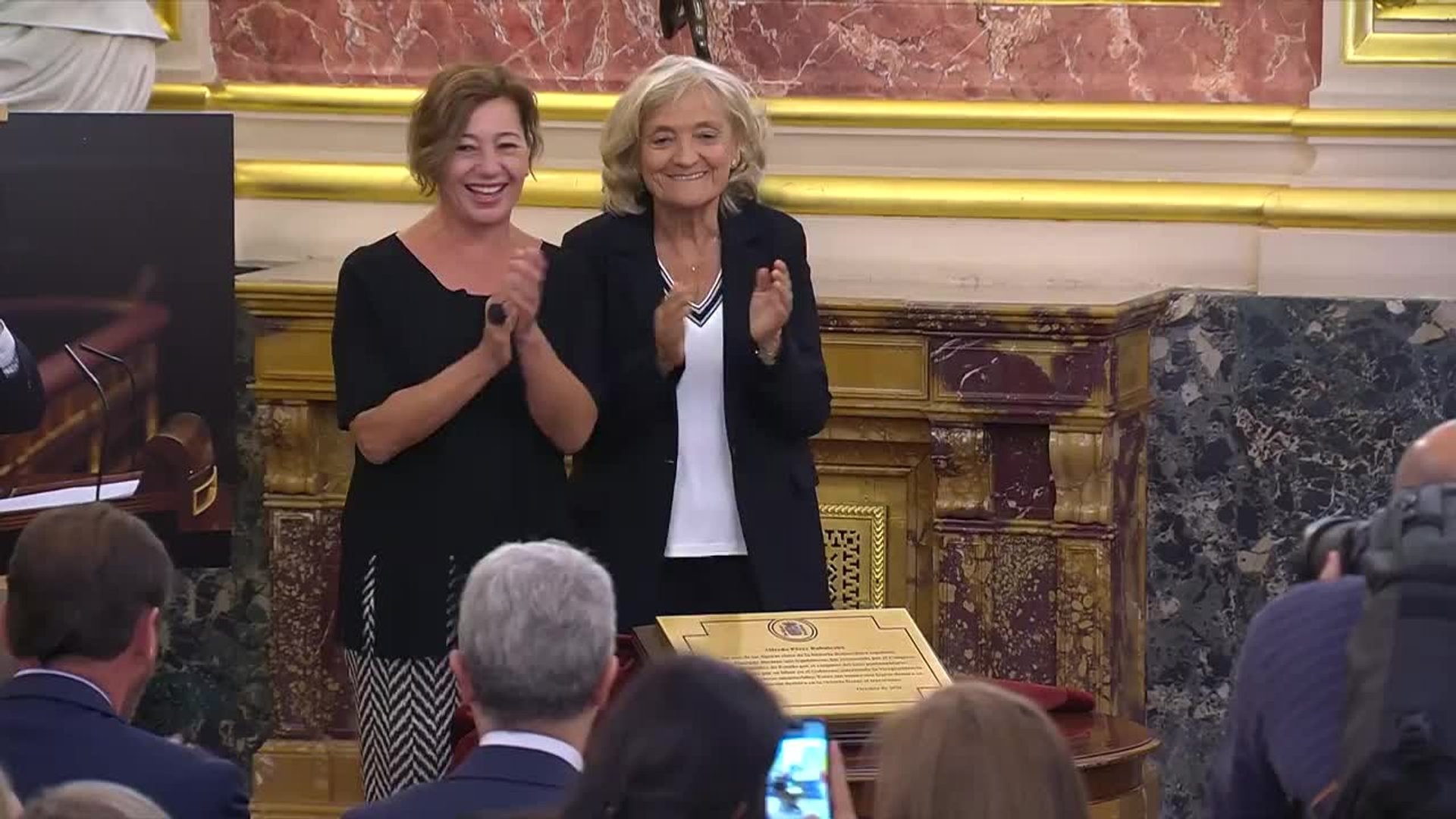 El Congreso homenajea a Rubalcaba dando su nombre al escritorio de prensa