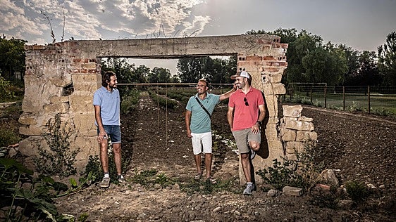 Carlos, Héctor y Pablo de Juana, en su finca.