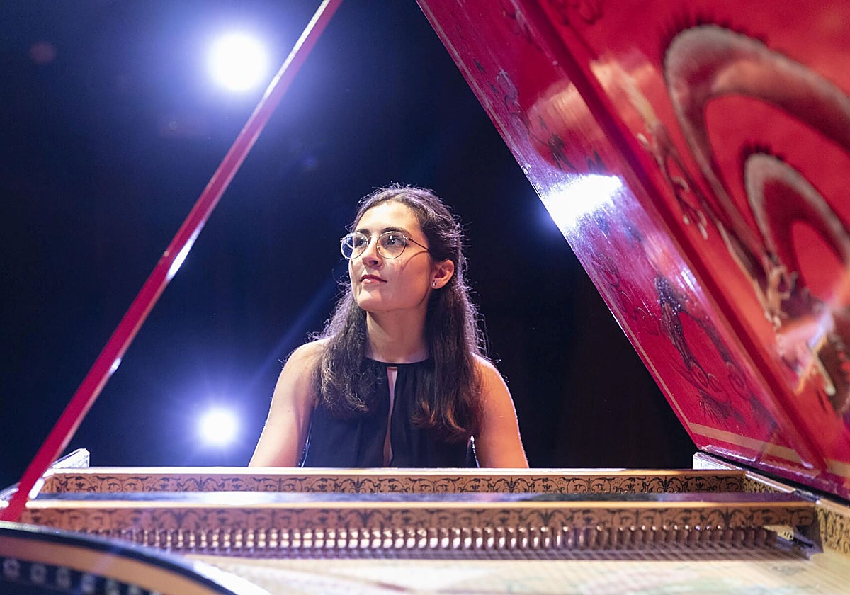 Irene Roldán ante el teclado de un clavecín.