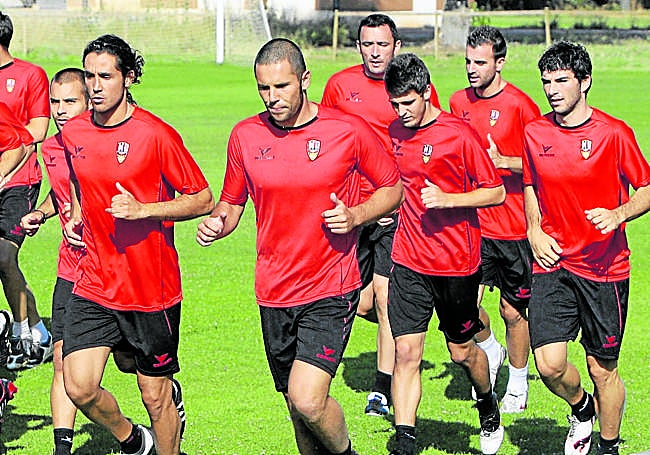 Iñaki se ejercita en uno de los primeros entrenamientos en la historia de la UD Logroñés, junto a compañeros como Jano Fernández o Diego Cervero.