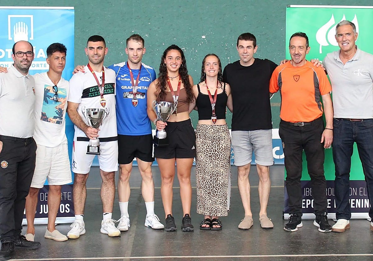 Sergio Gutiérrez, con camiseta azul, posa con su medalla de planta junto a Santiago Yaniz.