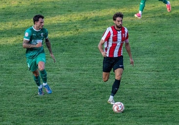 Miguel Mar&iacute;, con el brazalete de capit&aacute;n, avanza con el bal&oacute;n, ayer en Agoncillo.
