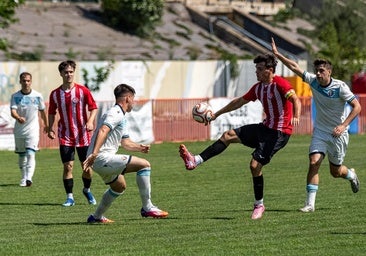 San Mart&iacute;n controla un bal&oacute;n.