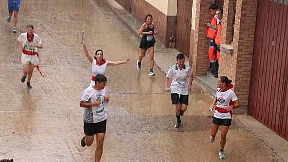 Nani Abderrazak y María Alduán ganan la lluviosa carrera del Encierro de Aldeanueva