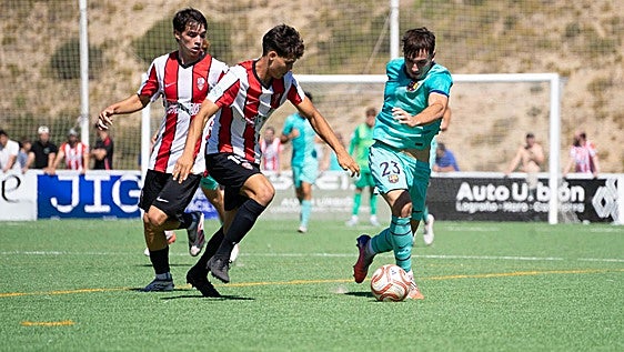 Osipov presiona a un rival del Barça Atlétic.