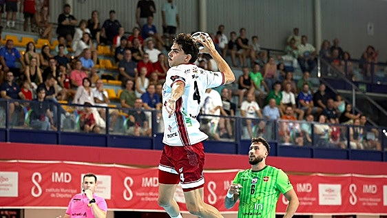 Oliveira lanza en el partido disputado en el Centro Deportivo Amate.