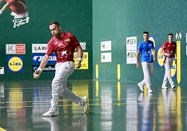 Jaka recoge la pelota en el ancho.