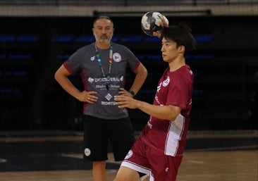 Miguel Ángel Velasco observa a su jugador Tomoki Ishida