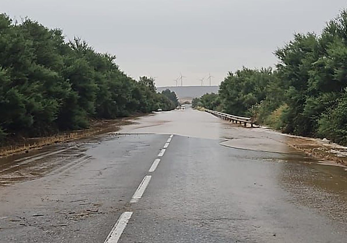 La carretera LR-280 de acceso a Pradejón desde la N-232, inundada de agua.