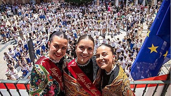 Las Majas de Lardero posan en el balcón del Ayuntamiento tras ofrecer el pregón de inicio de las fiestas.