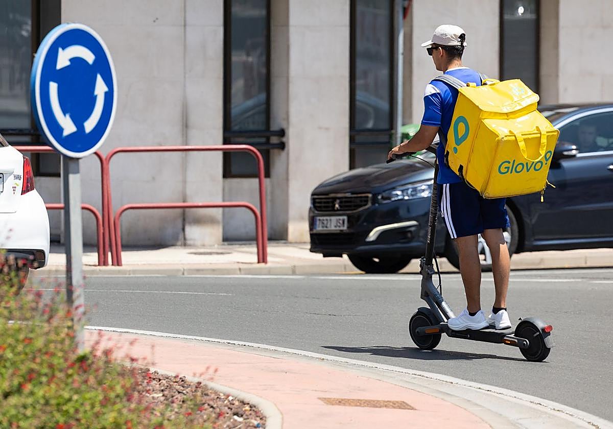 https://s3.ppllstatics.com/larioja/www/multimedia/local/2026/07/15/glovo-repartidor-kfgH--1200x840@La%20Rioja.jpg