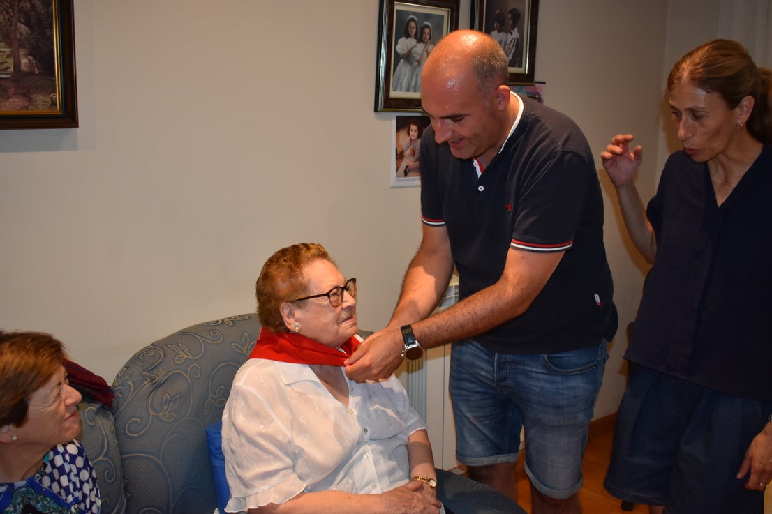 La entrega de pañuelos por las fiestas de Santa Ana