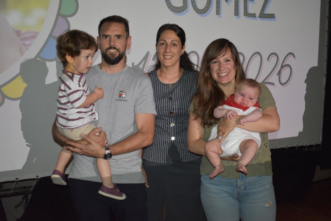 La entrega de pañuelos por las fiestas de Santa Ana