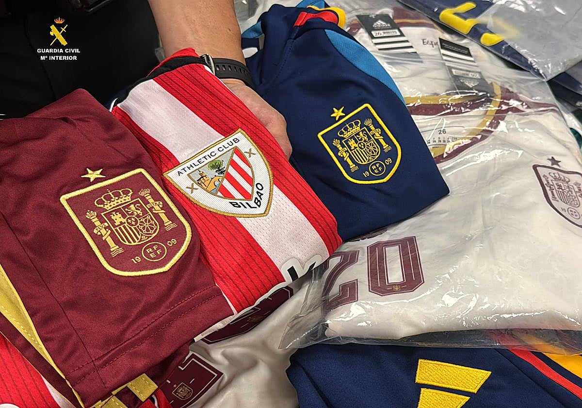 Camisetas falsificadas que se vendían en el mercadillo.