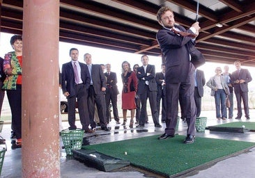 Revuelta realiza un lanzamiento en la inauguraci&oacute;n del campo de golf.