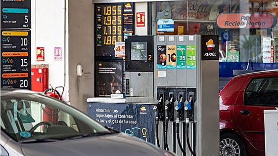 Los carburantes suben en julio el 15% y abocan a la operaci&oacute;n salida m&aacute;s cara desde 2022