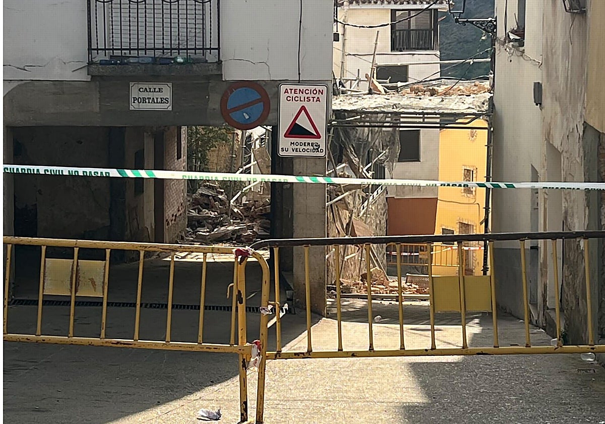 Calle precintada en Viguera con restos del derrumbe al fondo.