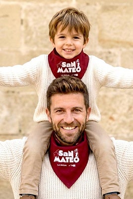 Padre e hijo posan con el pañuelo de Diario LA RIOJA