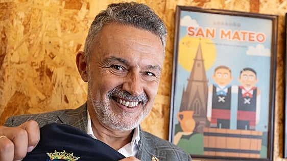 «Yo, musicalmente, soy de izquierdas; me gustan muchísimo los cantautores»