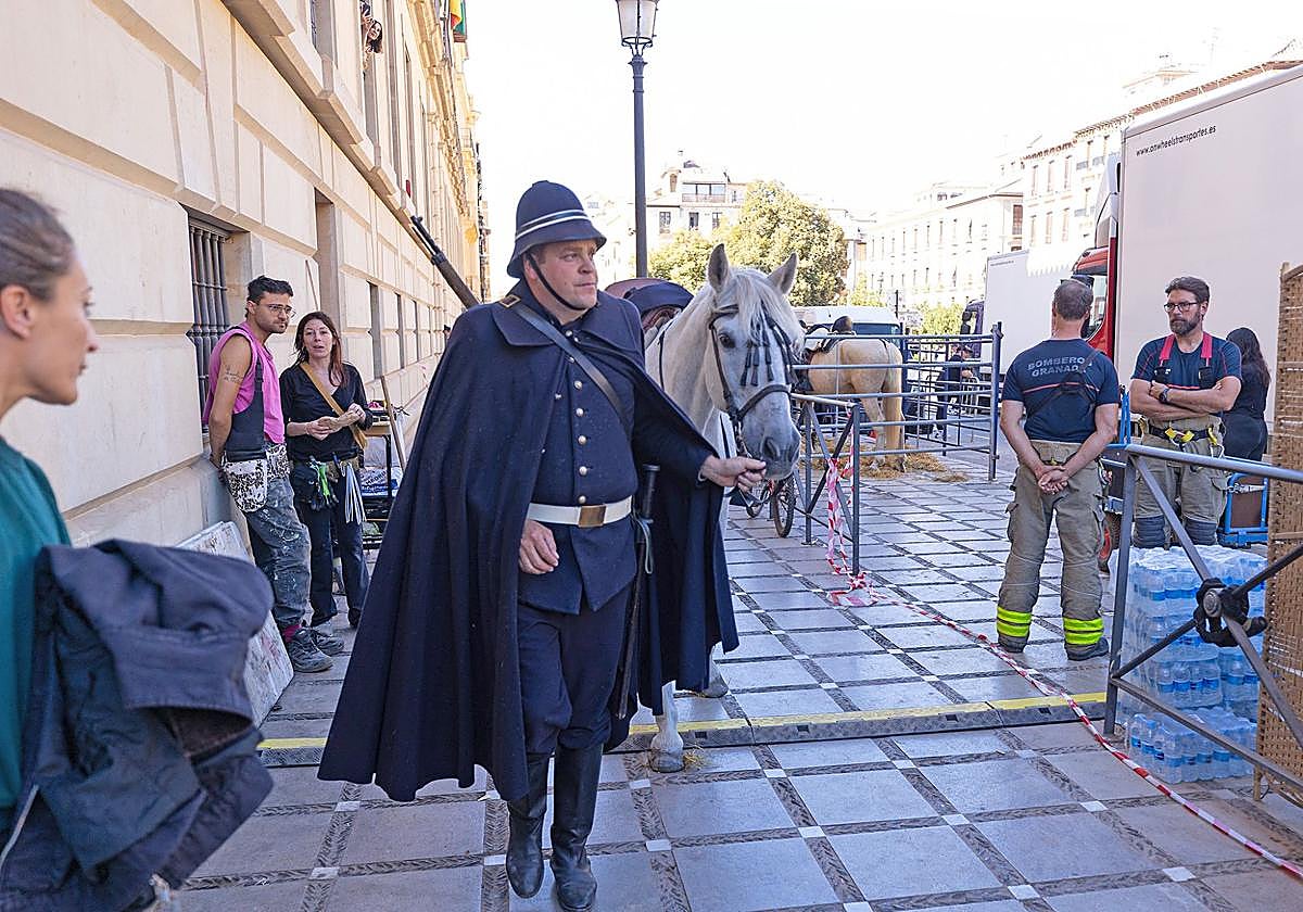 Jesús Ángel Martínez con la yegua Alma de Fortuna durante el rodaje de 'La bola negra'.